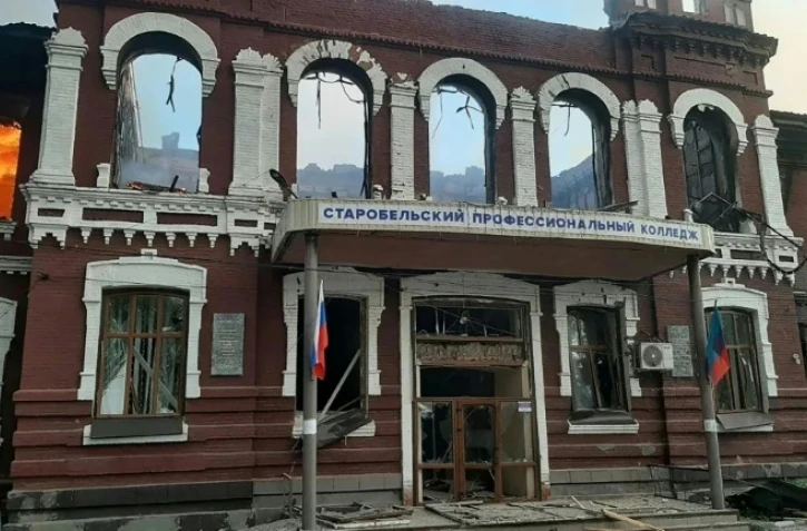 Photo diffusée le 22 mai 2026 par Léonid Passetchnik, le gouverneur installé par Moscou dans la région de Lougansk, occupée par la Russie dans l'est de l'Ukraine, montrat des bâtiments endommagés du collège professionnel de Starobelsk, affilé à l'université pédagogique de Lougansk