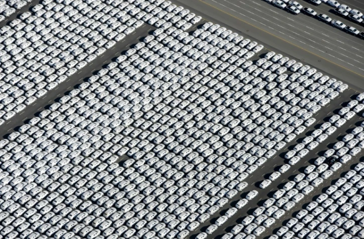 Des voitures de la marque Volskswagen attendent dans un parking à Emden, au nord-ouest de l'Allemagne, avant d'être livrées, le 30 septembre 2015