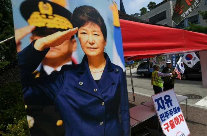 Des partisans de l'ancienne présidente sud-coréenne Park Geun-hye demandent sa libération devant la Cour centrale de Séoul le 20 juillet 2018