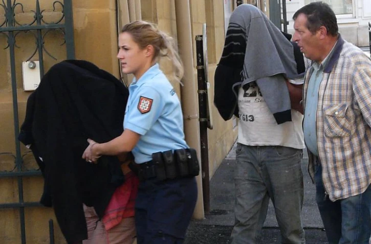 Arrivée le 28 octobre 2013 au tribunal de Brive-la-Gaillarde du couple corrézien mis en examen dimanche, deux jours après la découverte dans un coffre de voiture de leur bébé