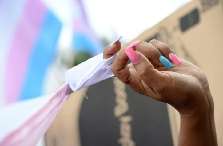 Des ongles peints aux couleurs du drapeau transgenre, lors de la Gay Pride de Los Angeles, à Hollywood en Californie, le 11 juin 2017
