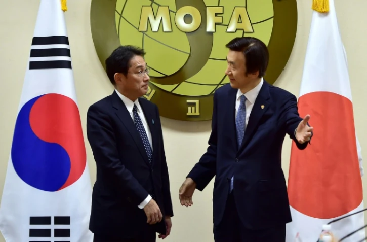 Les ministres japonais Fumio Kishida et sud-coréen des Affaires étrangères le 28 décembre 2015 à Séoul