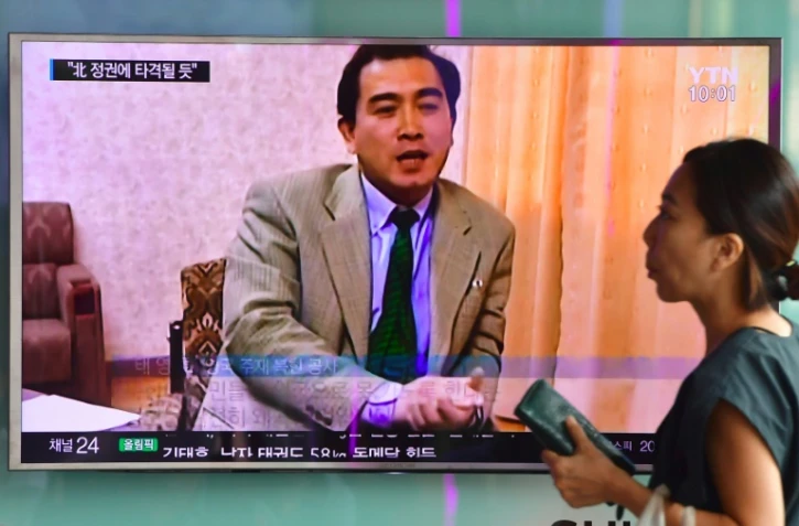 La télévision sud-coréenne diffuse des images d'archives du diplomate nord-coréen Thae Yong-Ho, le 18 août 2016, au lendemain de sa défection