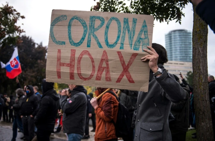 Manifestation de l'extrême droite slovaque contre les gestes sanitaires pour éviter la propagation de l'épidémie de Covid-19, qualifiée de "canular". Le 17 octobre 2020 à Bratislava
