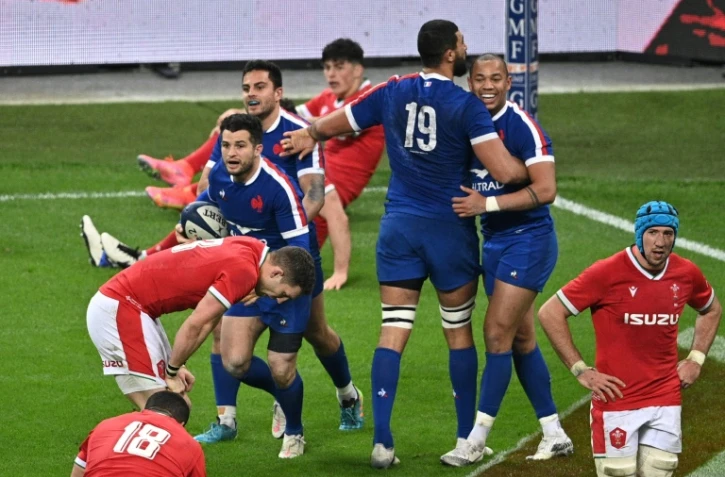 La joie des joueurs du XV de France, après l'essai de la victoire marqué par l'arrière Brice Dulin (g), face au pays de Galles, lors du Tournoi des Six nations, le 20 mars 2021 au Stade de France à Saint-Denis
