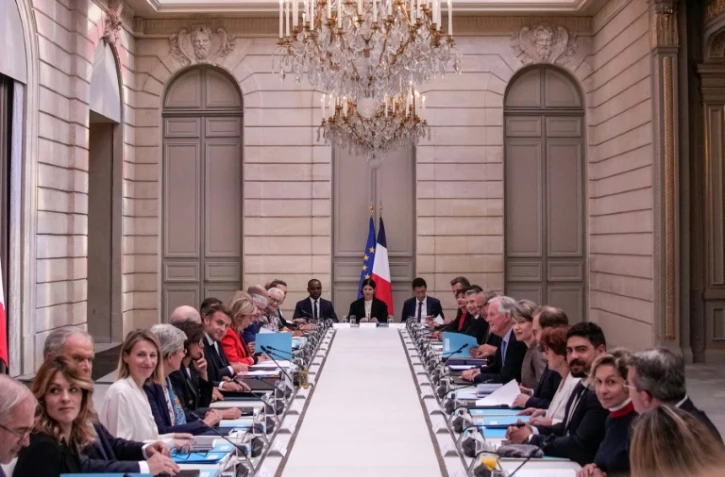 Emmanuel Macron et  Michel Barnier à la réunion hebdomadaire du cabinet au palais de l'Élysée, à Paris, le 23 septembre 2024