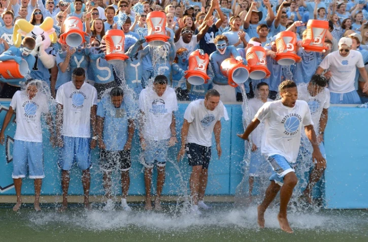 Des joueurs de baseball participent au "défi du seau d'eau glacée" avant un match en Caroline du Nord, aux Etats-Unis, en août 2014