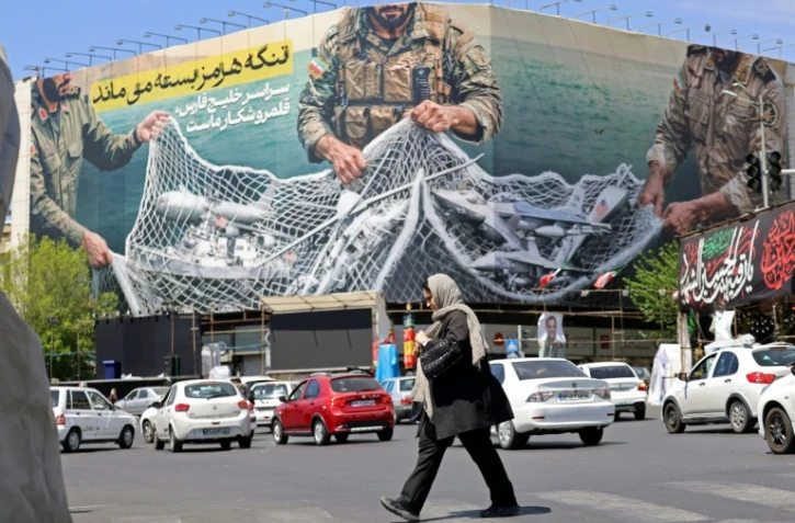 Une affiche géante "Le détroit d'Ormuz reste fermé" sur la place de la Révolution à Téhéran ,le 12 avril 2026 en Iran