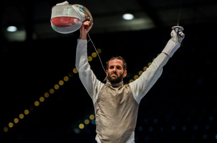 Le Français Erwann Le Pechoux (d) sacré avec l'équipe de France de fleuret, aux Mondiaux d'escrime de Leipzig, le 26 juillet 2017