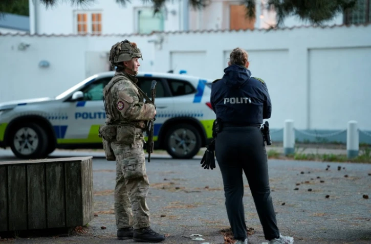 Des membres des forces de l'ordre danoises sécurisent les environs de l'ambassade d'Israël à Copenhague le 2 octobre 2024