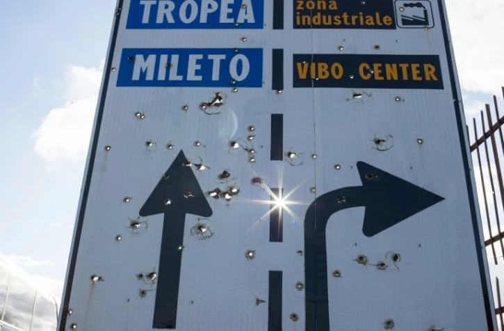 Un panneau avec des impacts de balles Ă Vibo Valentia, en Italie, le 18 novembre 2021