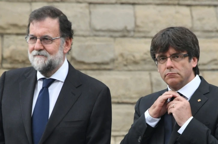 Le Premier ministre Mariano Rajoy (L) et le président séparatiste catalan Carles Puigdemont le 20 août 2017 à Barcelone