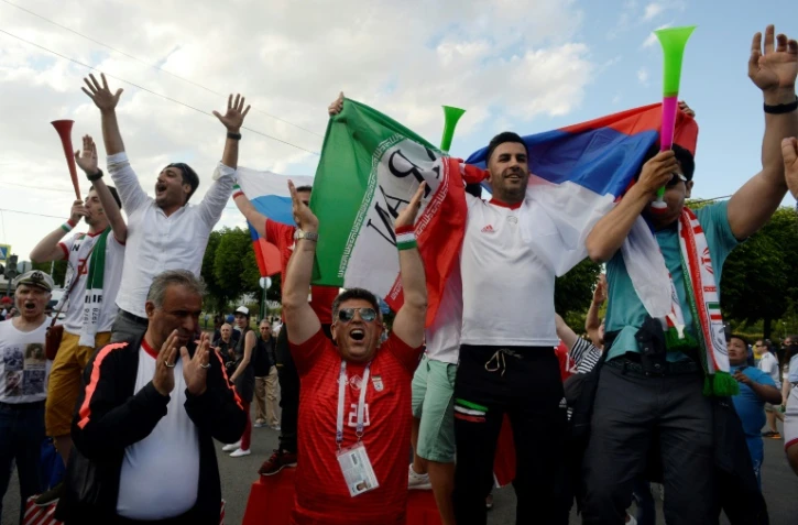 Des supporters iraniens suivent le match entre la Russie et l'Arabie saoudite sur écran géant à Saint-Petersbourg, le 14 juin 2018