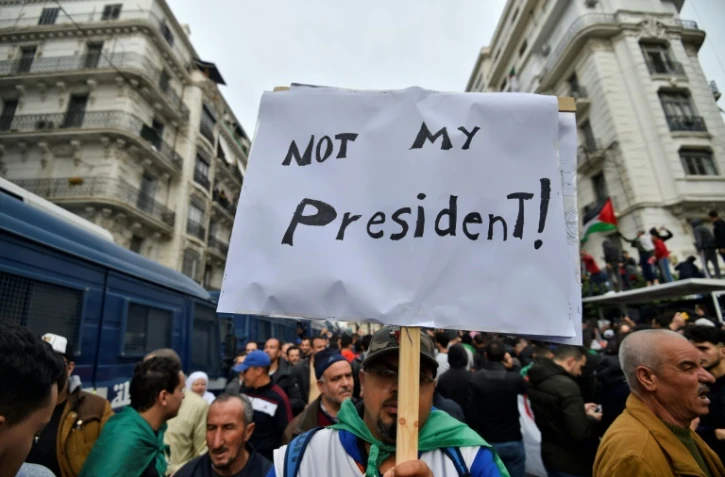Un manifestant à Alger brandit une pancarte sur laquelle on peut lire "Pas mon président", le 13 décembre 2019