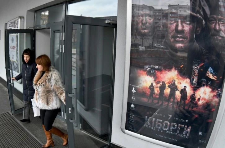 Des spectateurs quittent la salle de cinéma après avoir vu le filme "Cyborgs", à Kiev le 16 décembre 2017