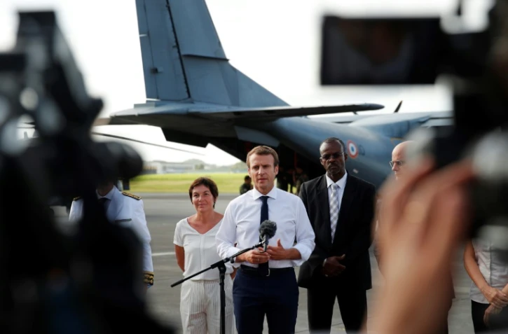 Le président français Emmanuel Macron (c) et la ministre des Outre-mer Annick Girardin (g), le 12 septembre 2017 à Pointe-à -Pitre