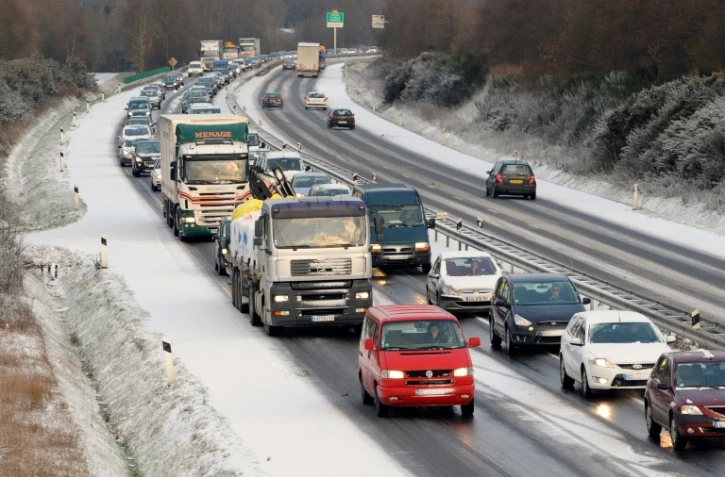 Météo-France a placé 28 départements en vigilance orange neige et verglas sur un axe allant de la Bretagne au Grand-Est, ici la voie rapide entre Saint-Malo et Rennes le 11 février 2010 