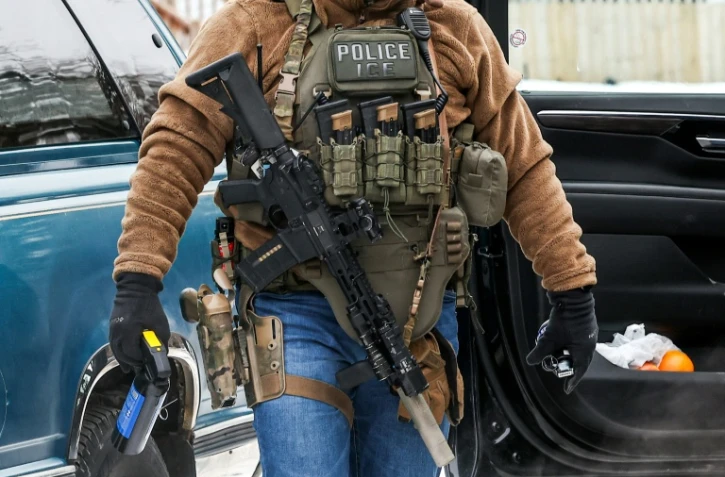 Un agent fédéral américain portant un badge de la police de l'immigration (ICE), patrouille à Minneapolis (Minnesota), le 4 février 2026