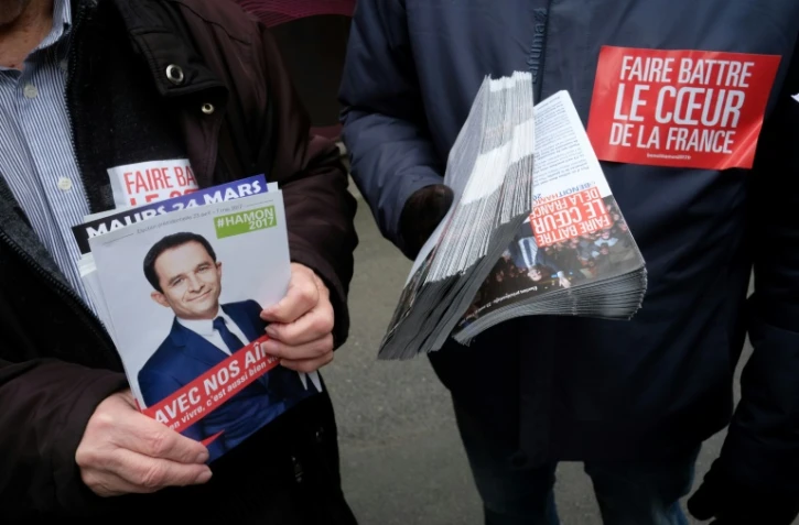 Des partisans de Benoît Hamon tractent Beduer, près de Figeac (Lot) le 18 mars 2017