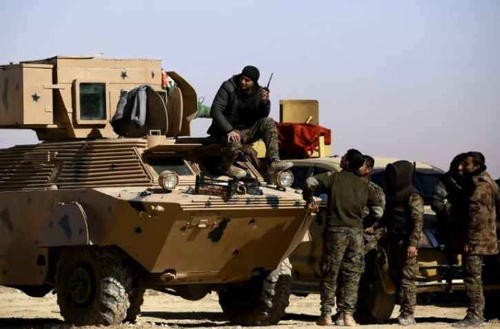 Des combattants des forces syriennes avancent, le 3 février 2017 vers Raqa