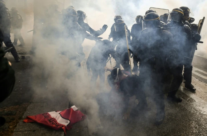 Un manifestant cerné par les CRS en marge de la manifestation des fonctionnaires à Paris le 22 mai 2018