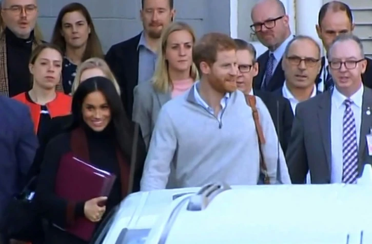 Image tirée d'une vidéo de la chaîne australienne ABC de l'arrivée du prince Harry et de sa femme Meghan à Sydney le 15 octobre 2018. AFP PHOTO / ABC