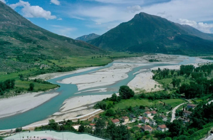 Vue aérienne de la Vjosa, près de la ville de Tepelena, le 6 mai 2021 en Albanie