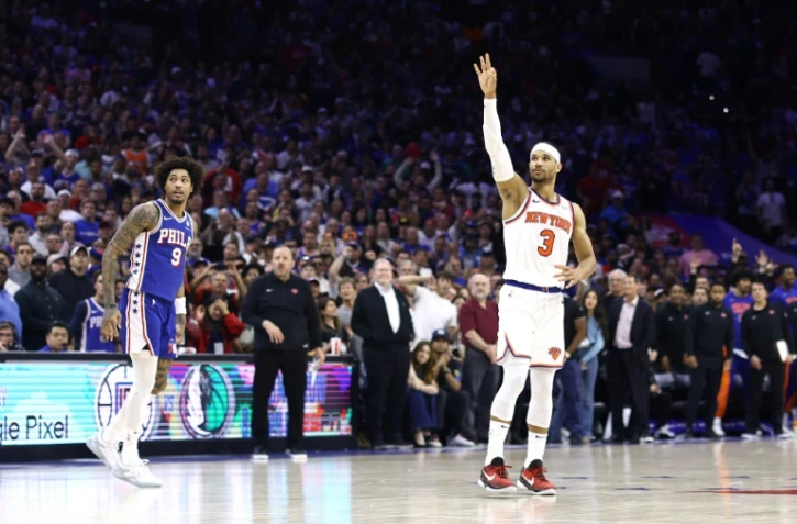 Josh Hart célèbre son tir primé, qui a permis aux Knicks de prendre les devants et s'imposer à Philadelphie jeudi soir en play-offs de NBA