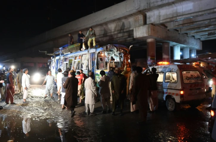 Au moins dix personnes sont mortes lundi et 23 ont été blessées dans l'explosion d'une bombe visant un autocar à Quetta dans la province du Balouchistan
