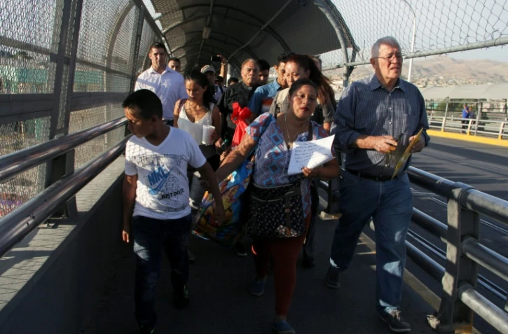 Un groupe de migrants du Honduras et du Guatemala, accompagnés d'un volontaire d'une association, franchissent la frontière depuis le Mexique pour aller réclamer l'asile politique aux Etats-Unis, le 15 juin 2018 
