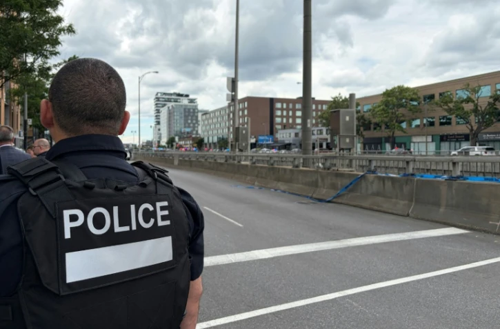 Un policier dans le quartier de Côte-des-Neiges, à Montréal, après une fusillade ayant fait trois morts, dont le suspect, le 22 juin 2026 au Canada