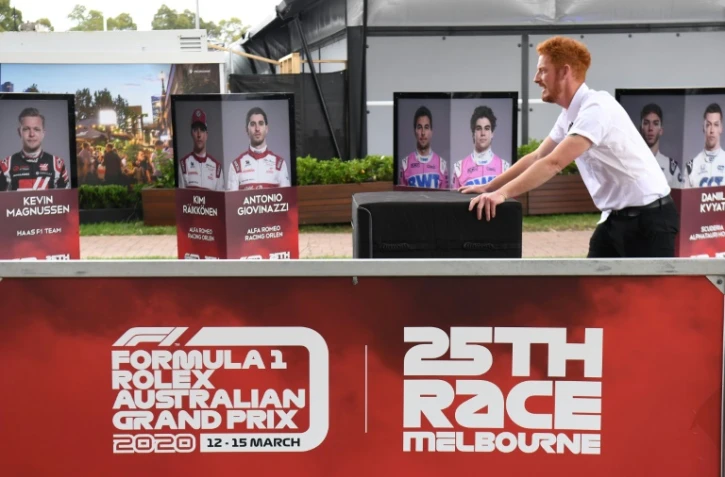 Un membre d'écurie remballe le matériel après l'annulation du Grand Prix de F1 d'Australie 2020 à Melbourne le 13 mars 2020