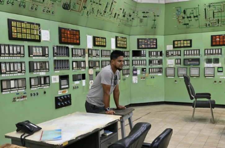Un employé dans la salle de contrôle de l'usine d'engrais de Ashuganj, à l'arrêt depuis un an, le 12 août 2026 à Brahmanbaria, dans l'est du Bangladesh