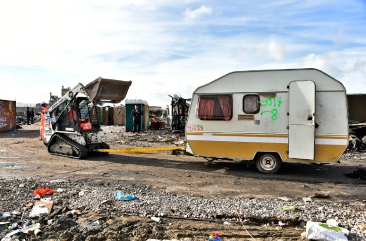 Retrait d'une caravane dans le cadre du démantèlement de la Jungle de Calais, le 27 octobre 2016