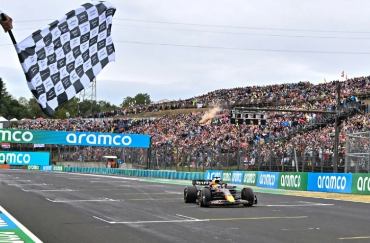 Le pilote Red Bull Max Verstappen passe sous le drapeau à damier après sa victoire sur le circuit du Hungaroring, le 31 juillet 2022 