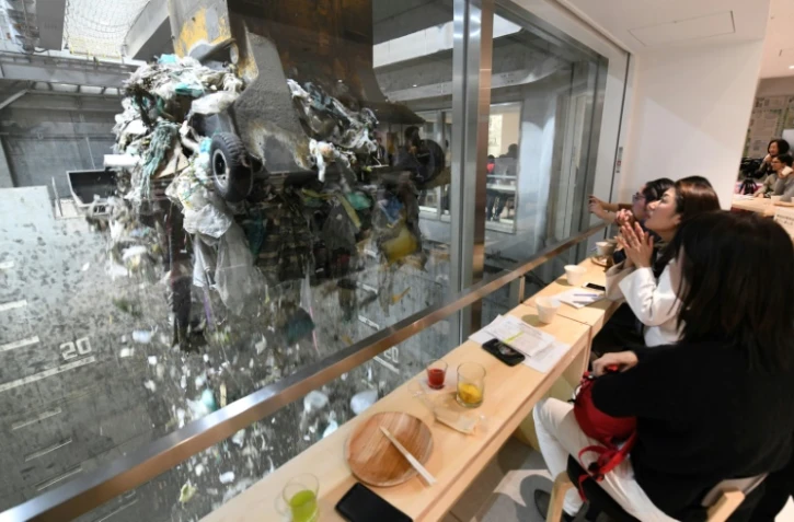 Des clients d'un bar éphémère installé dans une usine de traitement des déchets à Tokyo, le 18 janvier 2019