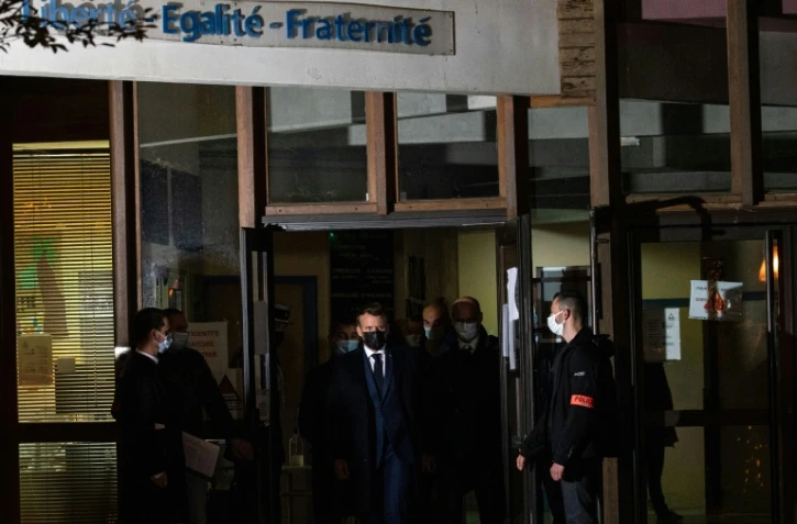 Le président Emmanuel Macron, les ministres de l'Intérieur Gérald Darmanin et de l'Education Jean-Michel Blanquer sur les lieux de l'attaque à Conflans-Sainte-Honorine, le 16 octobre 2020