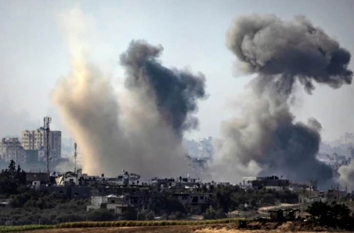 Fumée à la suite de bombardements israéliens de la bande de Gaza, vue depuis la ville israélienne de Sdérot le 31 octobre 2023