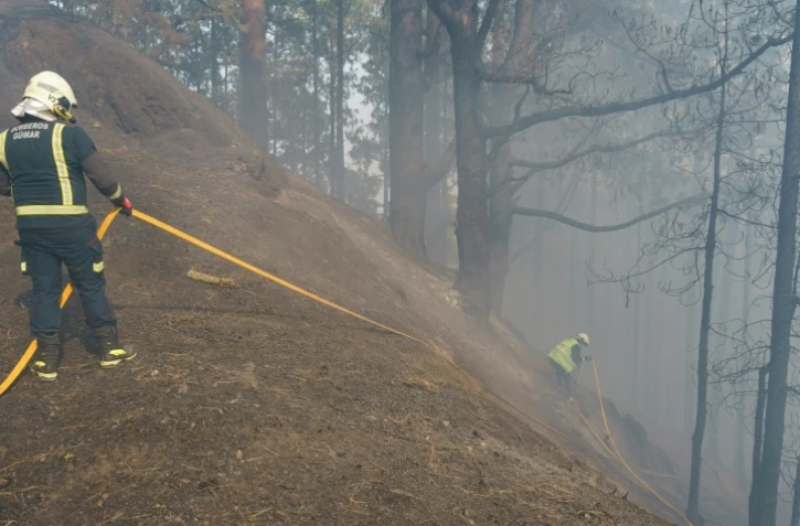 Des pompiers tentent d'éteindre le feu sur le mont Teide, à Tenerife, dans les Canaries, le 22 août 2023