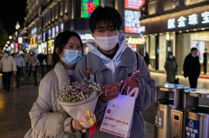 Un couple se promène rue Jianghan à Wuhan en Chine, le 10 janvier 2021