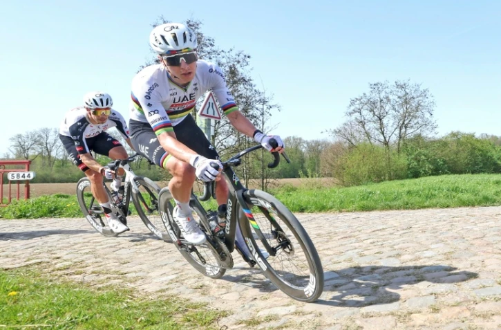 Le coureur slovène de l'équipe UAE Emirates, Tadej Pogacar (c.), roule avec son équipe sur les pavés de la "tranchée" de Brillon, le 9 avril 2026, afin de reconnaître le parcours pavé de la 123e édition de Paris-Roubaix, qui se déroulera le 12 avril
