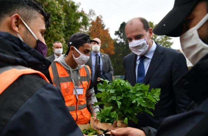 Le Premier ministre Jean Castex (2D) en visite dans un foyer Emmaüs à Epinay-sur-Orge (Essonne), le 24 octobre 2020