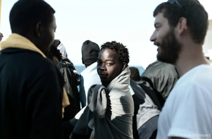 Photo fournie par l'ONG  Medecins Sans Frontieres et SOS Mediterranée le 16 juin 2018 montrant des migrants à bord de l'Aquarius en route vers le port de Valence, en Espagne