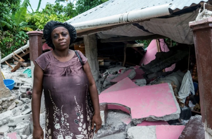 Une femme devant sa maison effondrée à Camp Perrin, en Haïti, le 16 août 2021