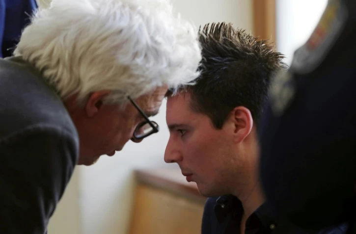 Le Portugais Rui Pinto (droite), auteur des révélations des "Football Leaks", avec l'avocat français William Bourdon, le 5 mars 2019 à la Cour métropolitaine de Budapest, en Hongrie