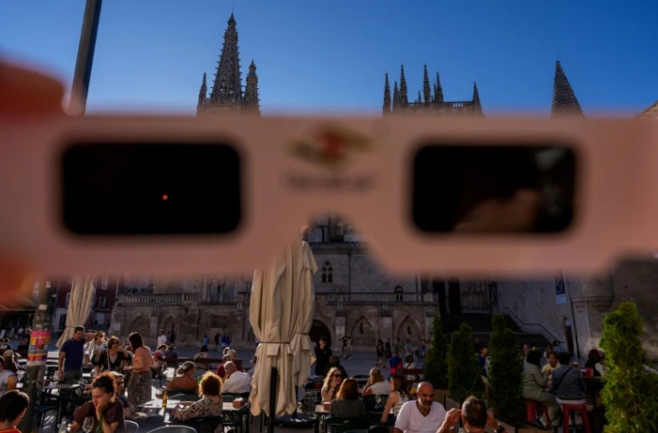 Des lunettes d'observation d'éclipse certifiées conformes à la norme de sécurité internationale ISO 12312-2 à Burgos, le 2 juillet 2026 en Espagne