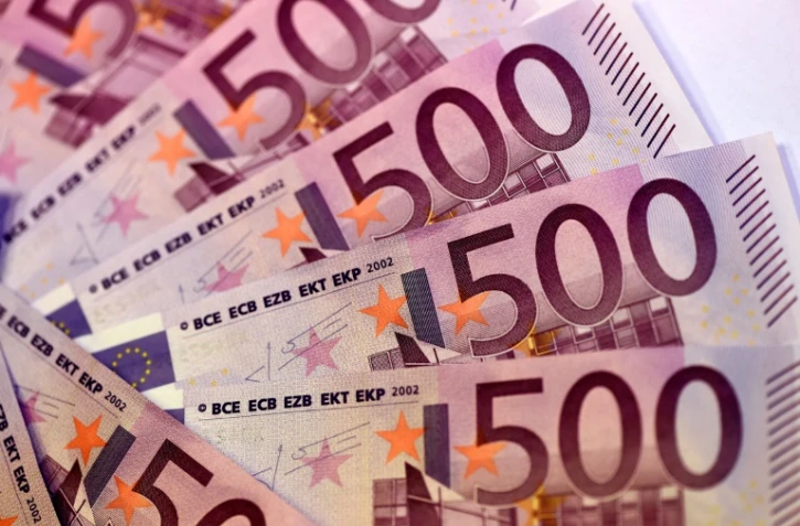 L'Allemagne et l'Autriche craignent que la disparition du billet rose soit une étape vers la disparition totale de l'argent physique et l'avènement d'une société surveillée où toute transaction financière serait surveillée par les autorités