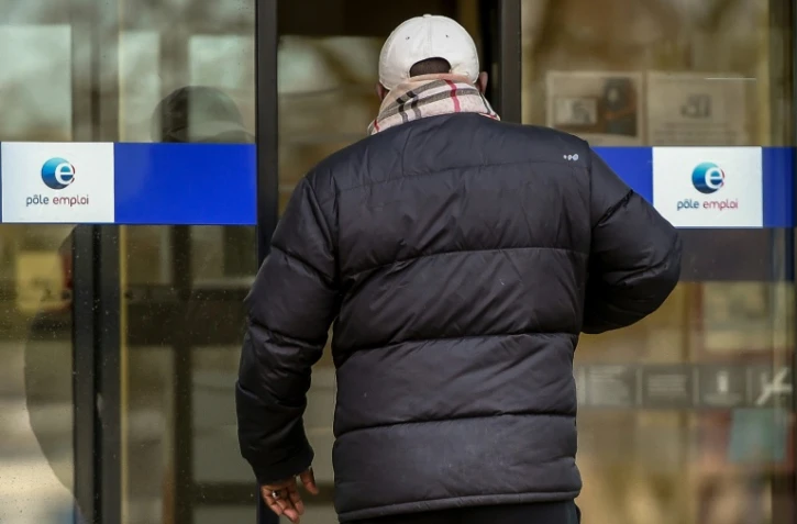 Une personne entre dans une agence Pôle emploi à Lille le 28 décembre 2017