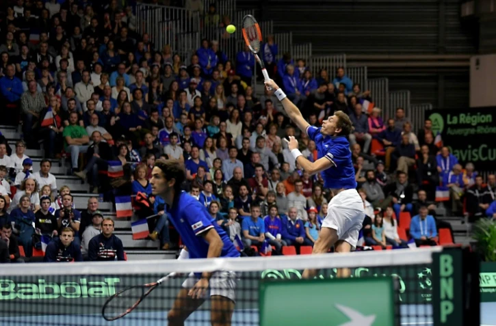 Nicolas Mahut smashe devant son coéquipier Pierre-Hugues Herbert pour l'équipe de France lors du double de Coupe Davis contre les Pays-Bas, le 3 février 2018 à Albertville