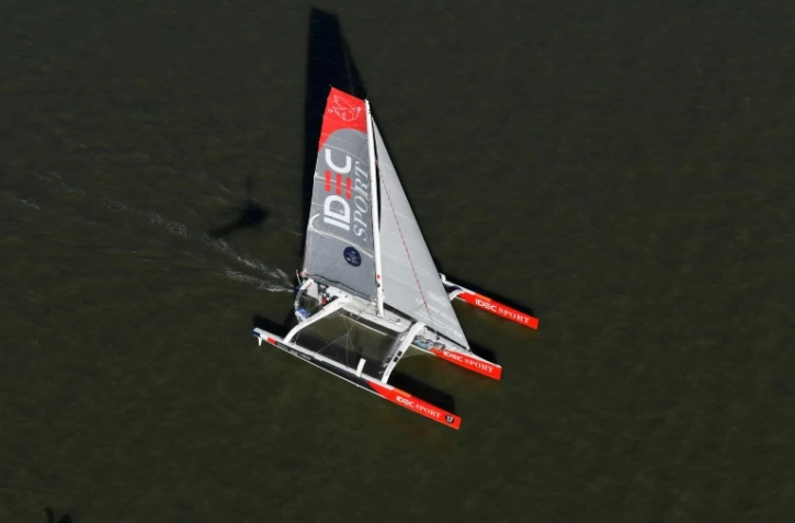 Le trimaran "Idec" du Français Francis Joyon au départ de "The Bridge 2017", le 25 juin 2017 à Saint-Nazaire, France  